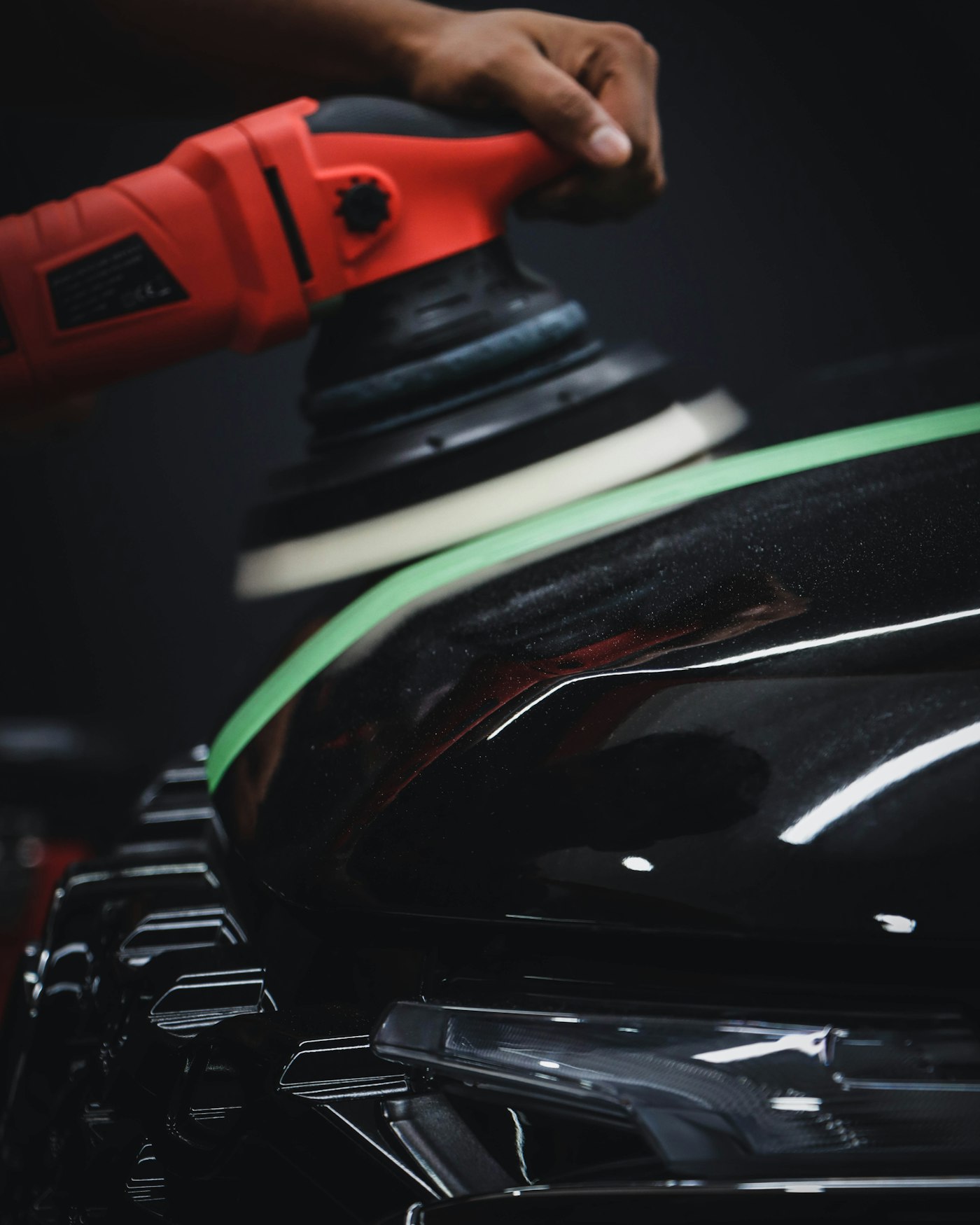 Artisan appliquant une protection céramique sur une carrosserie